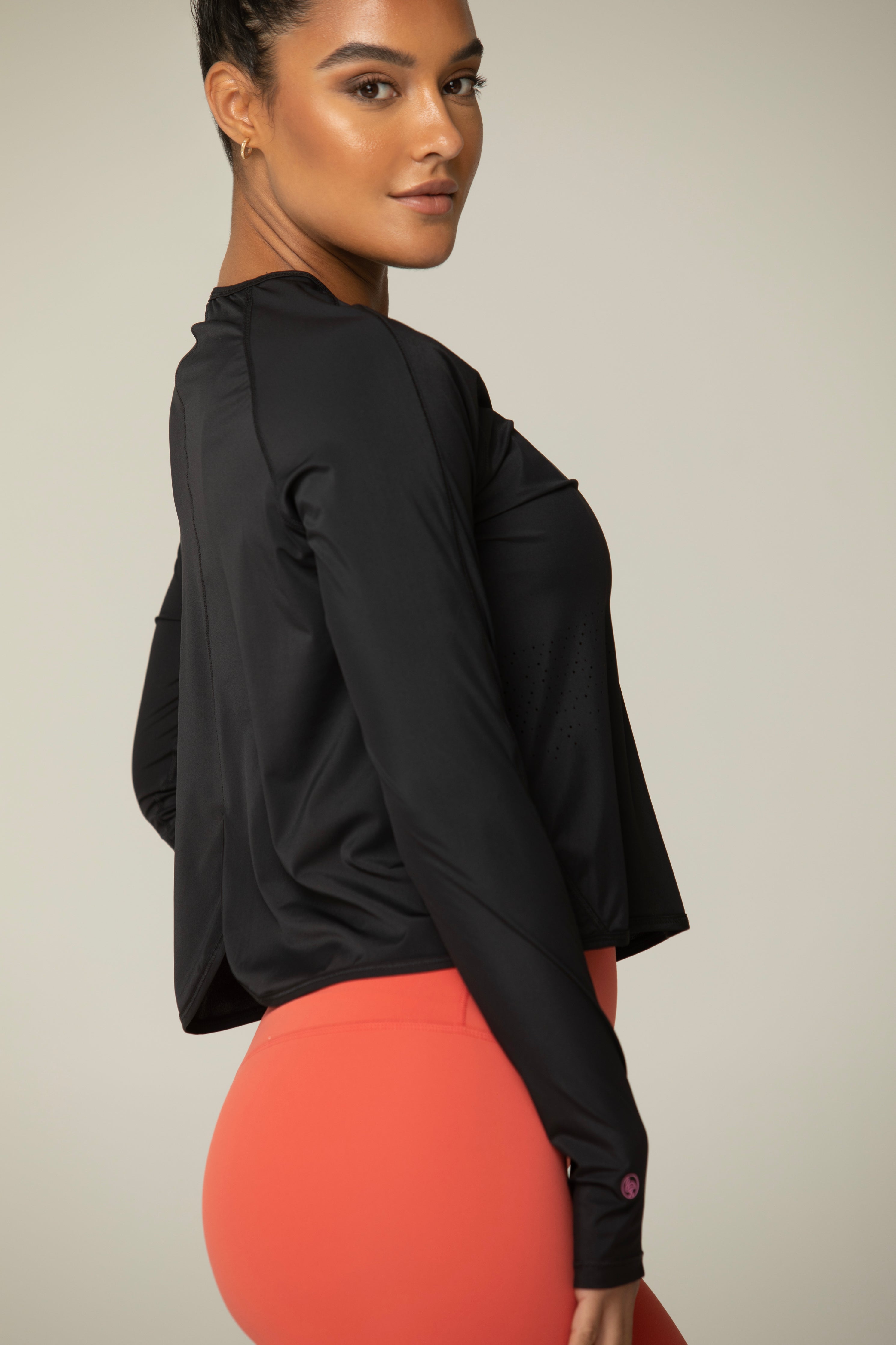 Daybreak Lightweight Long Sleeve Workout Shirt – Thumbhole Sleeves & Split Hem