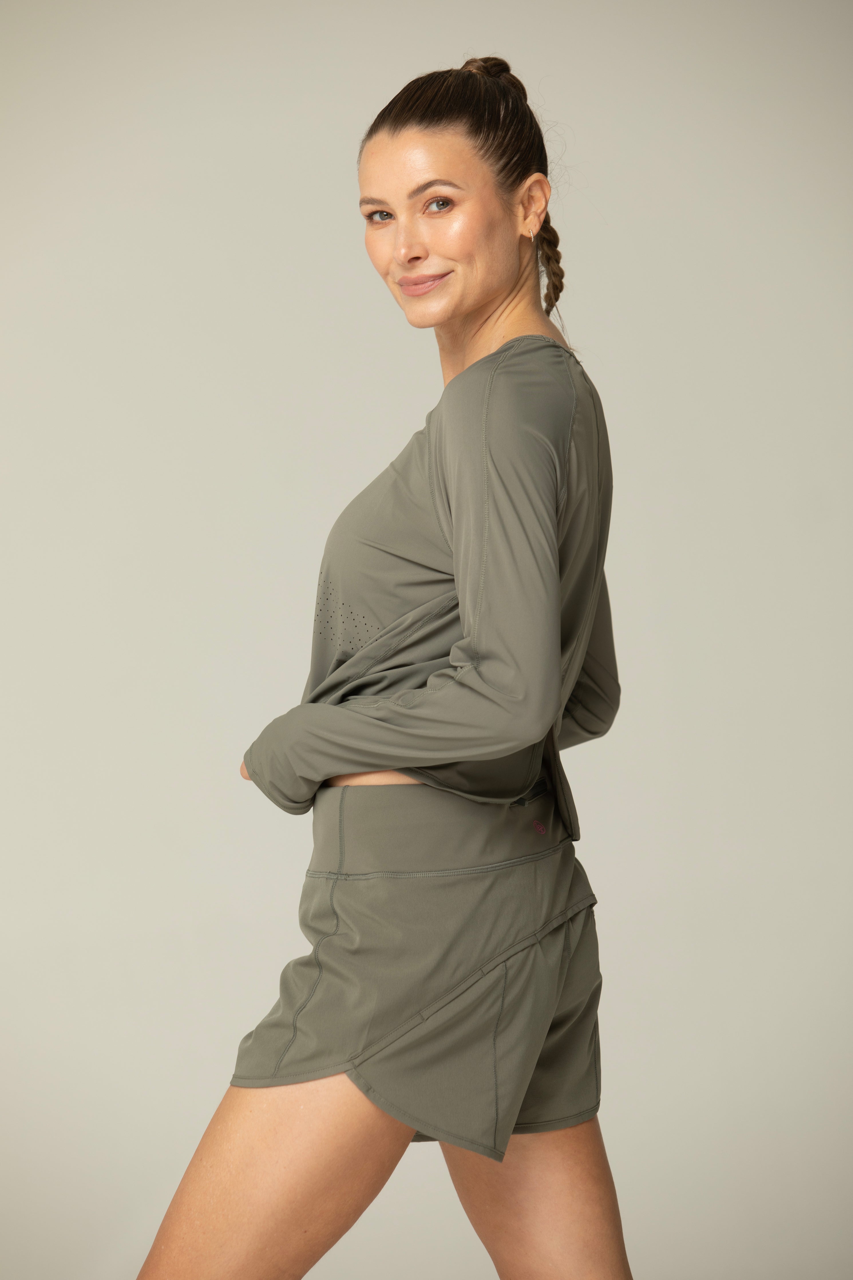Daybreak Lightweight Long Sleeve Workout Shirt – Thumbhole Sleeves & Split Hem